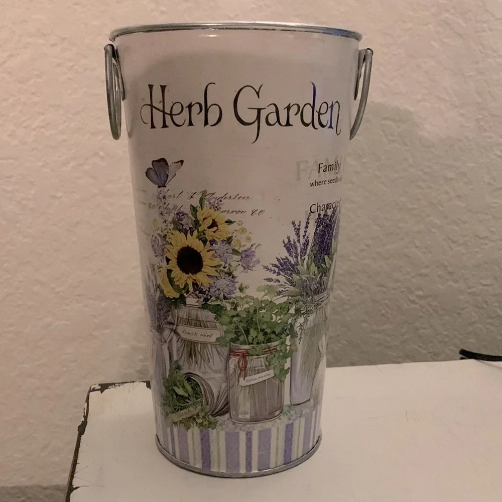 Rustic Tin vase with plastic‎ insert